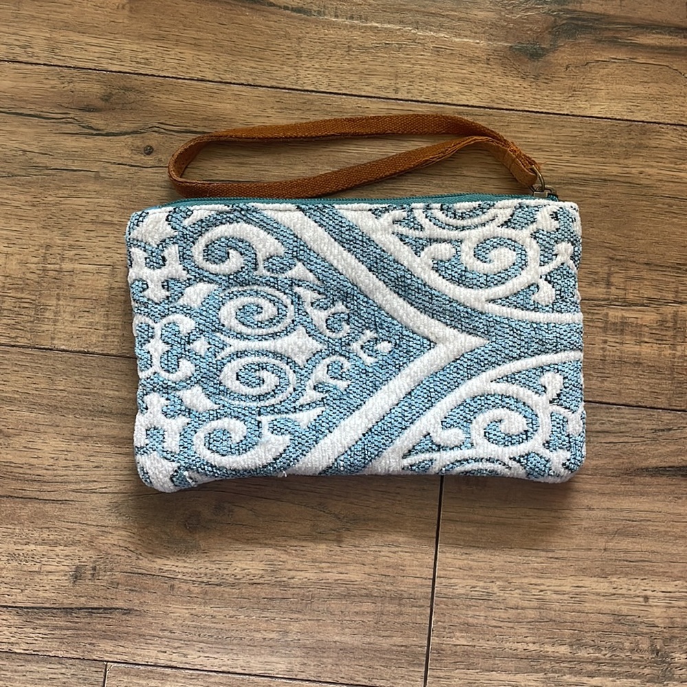 Chloe & Lex Scroll Wristlet - Picture 5 of 8